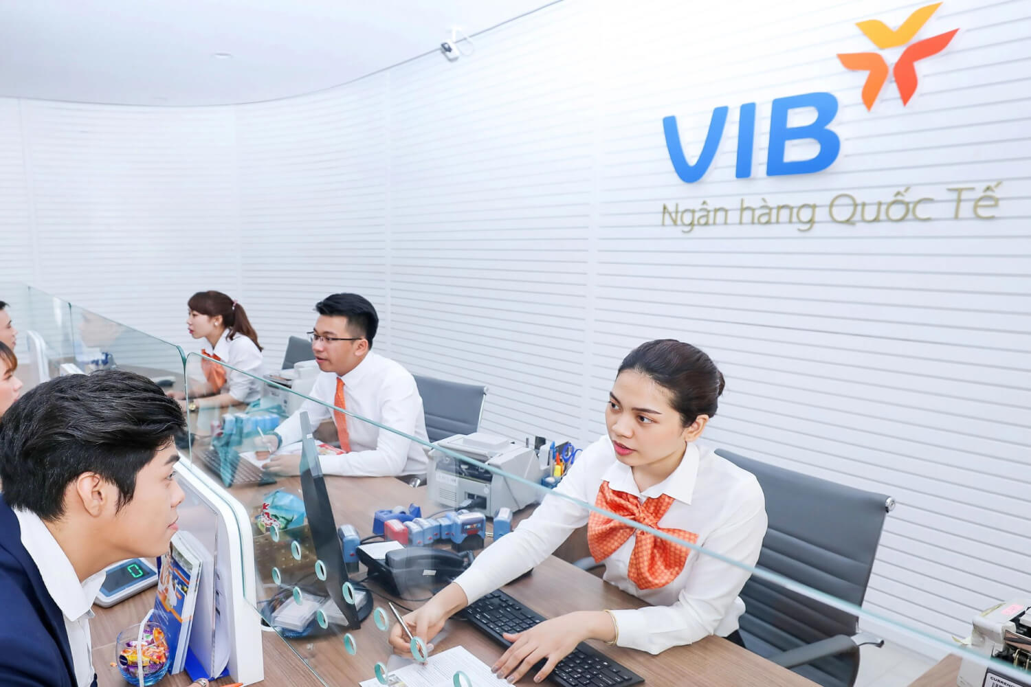 Gửi tiết kiệm tại quầy với nhân viên ngân hàng