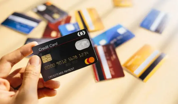 MasterCard hiện tại có 3 loại là thẻ ghi nợ, thẻ tín dụng và thẻ trả trước