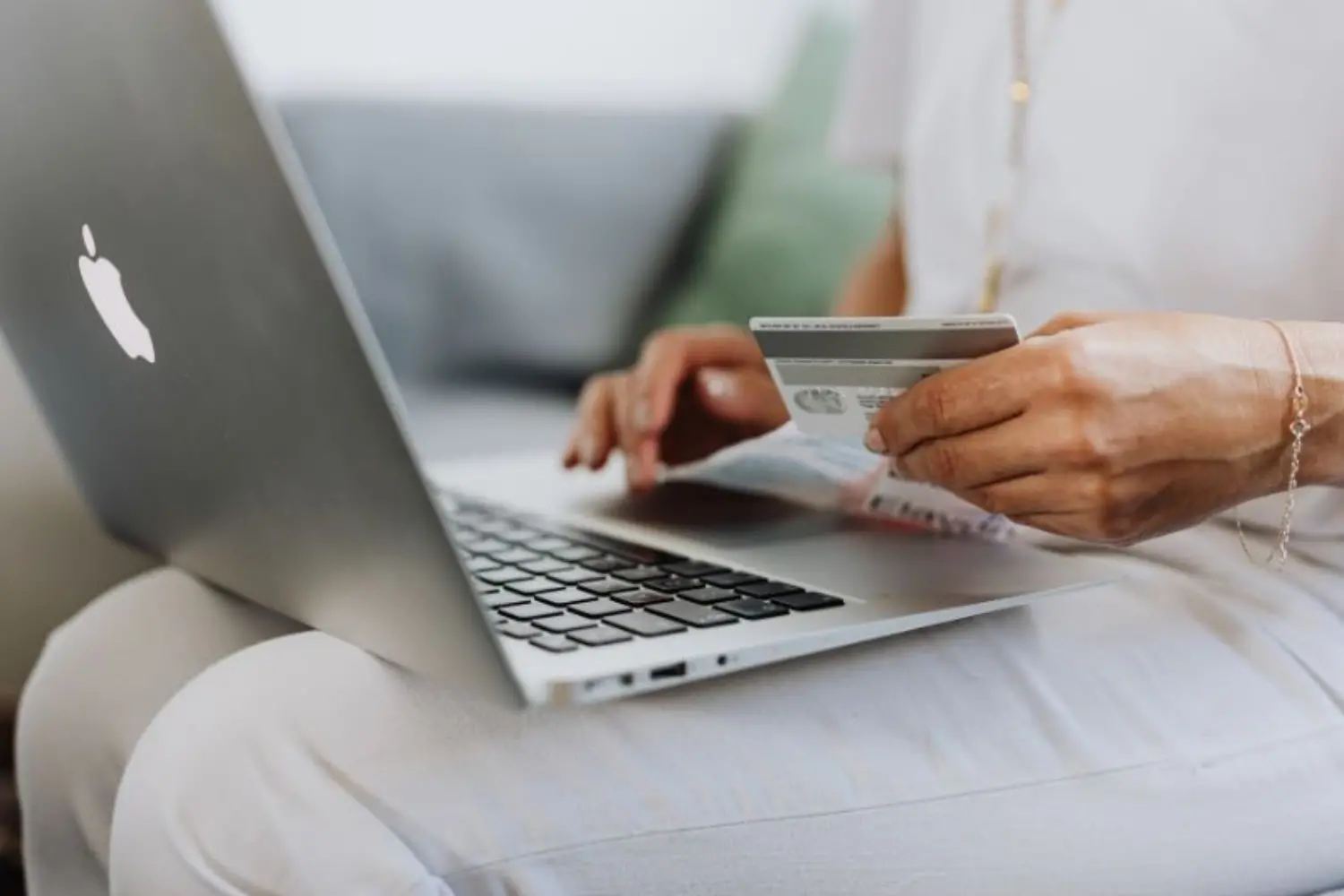 Mua sắm trực tuyến bằng thẻ tín dụng dễ dàng trên các sàn thương mại điện tử